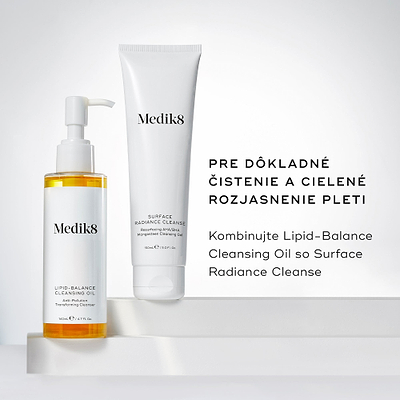 Fľaštička Lipid-Balance Cleansing Oil stojí vedľa tuby Surface Radiance Cleanse. Text odporúča kombinovať oba produkty pre dôkladné čistenie pleti a následné cielené rozjasňujúce účinky.
