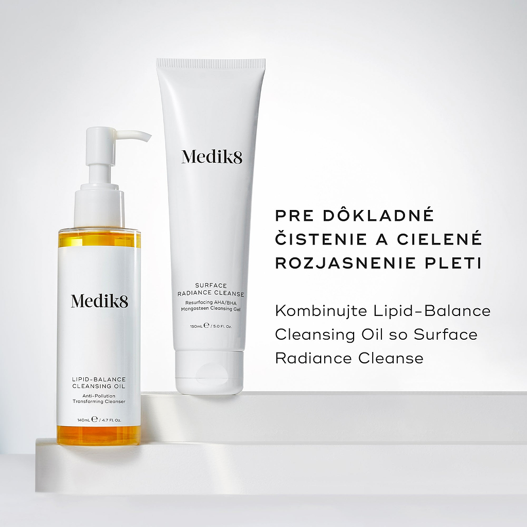 Fľaštička Lipid-Balance Cleansing Oil stojí vedľa tuby Surface Radiance Cleanse. Text odporúča kombinovať oba produkty pre dôkladné čistenie pleti a následné cielené rozjasňujúce účinky.
