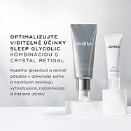 Tuby prípravkov Medik8 Crystal Retinal 6 a Sleep Glycolic stoja na bielych kruhových podstavcoch pred čistým bielym pozadím. Text odporúča  OPTIMALIZOVAŤ VIDITEĽNÉ ÚČINKY PRÍPRAVKU SLEEP GLYCOLIC JEHO KOMBINÁCIOU S PRÍPRAVKOM CRYSTAL RETINAL, pričom uvádza, že kyselina glykolová a retinal  navzájom posilňujú svoje vyhladzujúce, rozjasňujúce a upokojujúce účinky. 