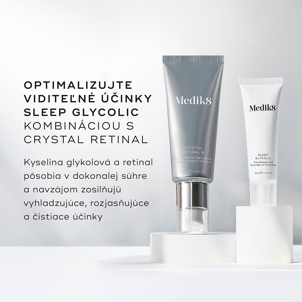 Tuby prípravkov Medik8 Crystal Retinal 6 a Sleep Glycolic stoja na bielych kruhových podstavcoch pred čistým bielym pozadím. Text odporúča  OPTIMALIZOVAŤ VIDITEĽNÉ ÚČINKY PRÍPRAVKU SLEEP GLYCOLIC JEHO KOMBINÁCIOU S PRÍPRAVKOM CRYSTAL RETINAL, pričom uvádza, že kyselina glykolová a retinal  navzájom posilňujú svoje vyhladzujúce, rozjasňujúce a upokojujúce účinky. 