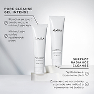 Tuby prípravkov Medik8 Pore Cleanse Gel Intense a Surface Radiance Cleanse sú vystavené spolu na bielych podstavcoch. Popis k produktu Pore Cleanse Gel Intense uvádza, že pomáha regulovať tvorbu mazu, minimalizovať lesk a zjemniť vzhľad rozšírených pórov. Popis k produktu Surface Radiance Cleanse zdôrazňuje, že prípravok vyhladzuje a rozjasňuje pleť a bojuje proti príznakom starnutia, ako je matný vzhľad a nerovná textúra.
