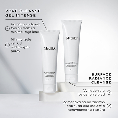 Tuby prípravkov Medik8 Pore Cleanse Gel Intense a Surface Radiance Cleanse sú vystavené spolu na bielych podstavcoch. Popis k produktu Pore Cleanse Gel Intense uvádza, že pomáha regulovať tvorbu mazu, minimalizovať lesk a zjemniť vzhľad rozšírených pórov. Popis k produktu Surface Radiance Cleanse zdôrazňuje, že prípravok vyhladzuje a rozjasňuje pleť a bojuje proti príznakom starnutia, ako je matný vzhľad a nerovná textúra.