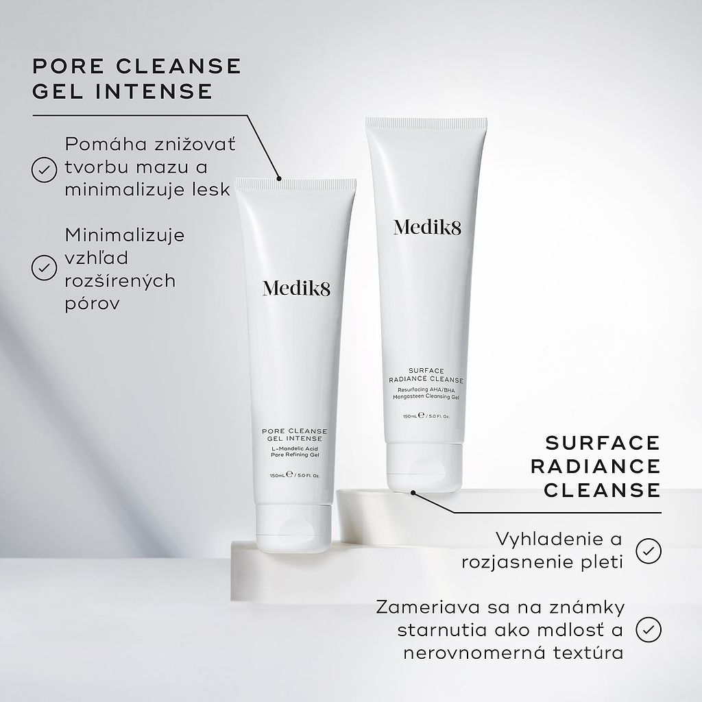 Tuby prípravkov Medik8 Pore Cleanse Gel Intense a Surface Radiance Cleanse sú vystavené spolu na bielych podstavcoch. Popis k produktu Pore Cleanse Gel Intense uvádza, že pomáha regulovať tvorbu mazu, minimalizovať lesk a zjemniť vzhľad rozšírených pórov. Popis k produktu Surface Radiance Cleanse zdôrazňuje, že prípravok vyhladzuje a rozjasňuje pleť a bojuje proti príznakom starnutia, ako je matný vzhľad a nerovná textúra.