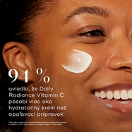 Detailný profil usmiatej modelky so stopou krému na líci. Výrazný text uvádza, že 94 % účastníkov uviedlo, že Daily Radiance Vitamin C pôsobí skôr ako hydratačný krém než ako opaľovací krém.
