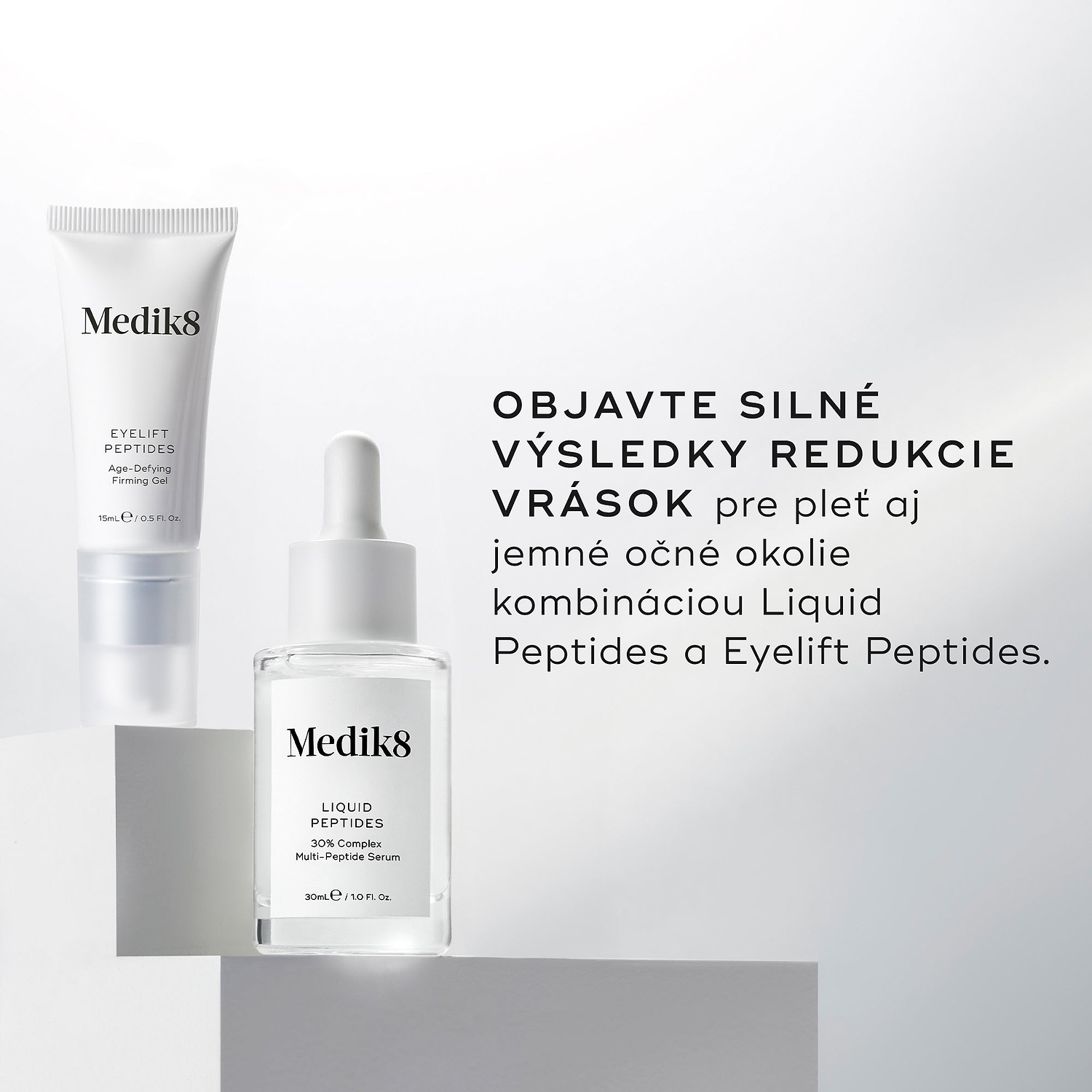 Priehľadná sklenená fľaštička séra Liquid Peptides je zobrazená spolu s tubou očného krému Eyelift Peptides, pričom sprievodný text uvádza: „OBJAVTE SILNÉ VÝSLEDKY V REDUKCII VRÁSOK pre tvár aj jemné očné okolie spojením Liquid Peptides s Eyelift Peptides.“