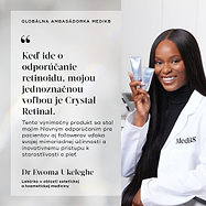 Kruhový portrét usmiateho odborníka na starostlivosť o pleť v značkovom laboratórnom plášti, ktorý drží dve strieborné tuby Crystal Retinal v jasne osvetlenom laboratórnom prostredí.

