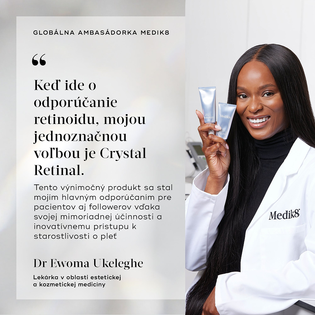 Kruhový portrét usmiateho odborníka na starostlivosť o pleť v značkovom laboratórnom plášti, ktorý drží dve strieborné tuby Crystal Retinal v jasne osvetlenom laboratórnom prostredí.
