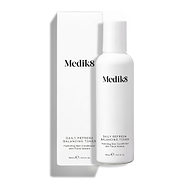 Fľaštička tonika Medik8 Daily Refresh Balancing Toner s objemom 150 ml stojí na bielom pozadí vedľa svojej bielej papierovej krabičky, pričom text na obale produkt definuje ako hydratačné pleťové kondicionérium s kvetinovými vodami (Hydrating Skin Conditioner with Floral Waters).
