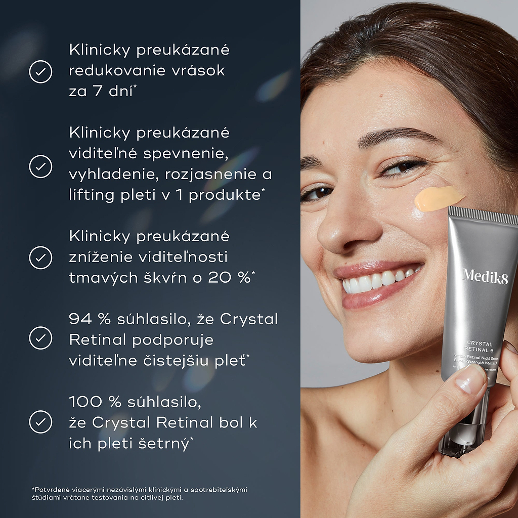 Žena sa usmieva a nanáša Crystal Retinal na líce, vedľa nej je strieborná tuba Medik8 Crystal Retinal 6. Päť odrážok so symbolmi zaškrtnutia uvádza benefity produktu: klinicky preukázané zníženie vrások už za 7 dní, klinicky preukázané viditeľné spevnenie, vyhladenie, rozjasnenie a vypnutie pleti v jednej tube, klinicky preukázané zníženie viditeľných tmavých škvŕn o 20 %, 94 % účastníkov súhlasilo, že Crystal Retinal podporuje viditeľne čistejšiu pleť, a 100 % účastníkov potvrdilo, že Crystal Retinal bol j