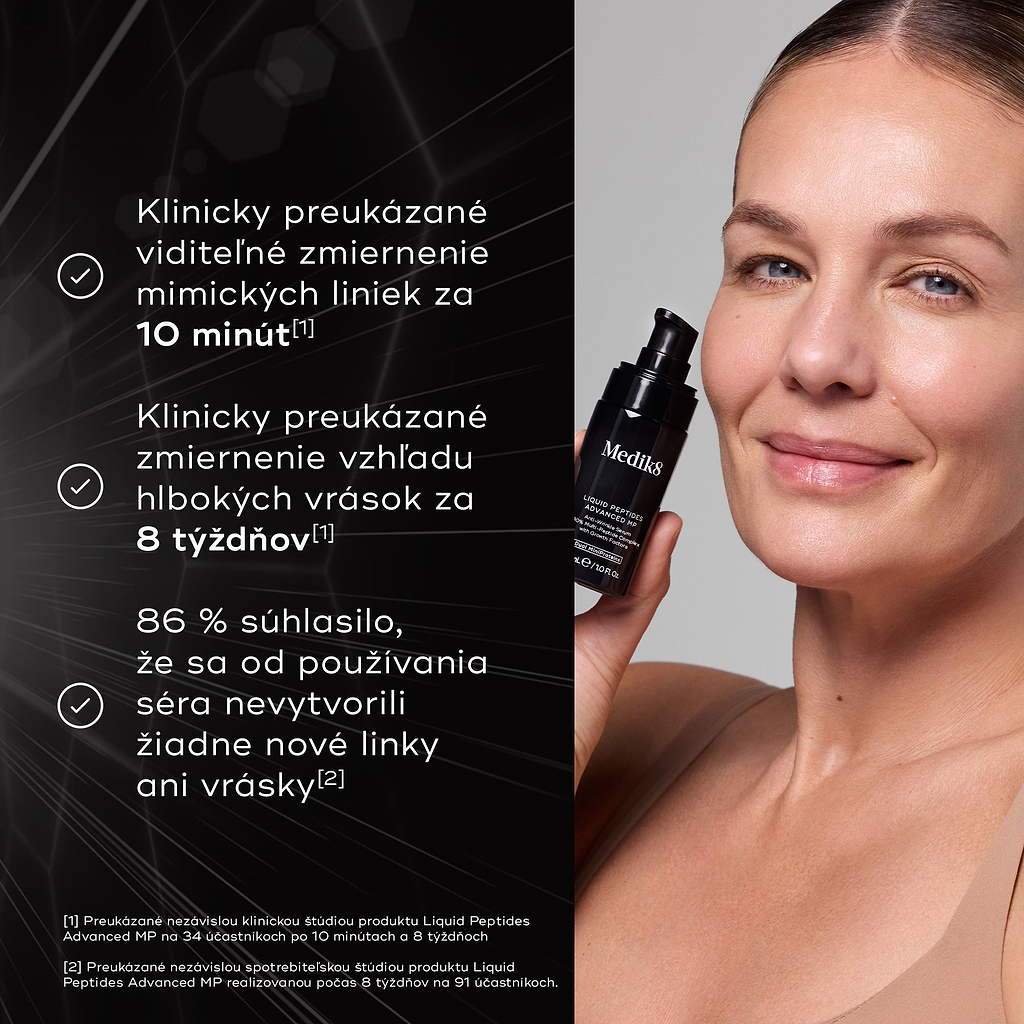 Fotografia ženy držiacej fľaštičku séra Liquid Peptides Advanced MP, ktorú dopĺňajú tri odškrtnuté body s klinicky overenými benefitmi o viditeľnom zmiernení mimických vrások do 10 minút, hlbokých vrások do 8 týždňov a s potvrdením od 86 % používateľov, že sa im od začiatku používania nevytvorili žiadne nové vrásky, pričom na spodku sú uvedené malé poznámky pod čiarou odkazujúce na nezávislé štúdie.