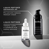 Grafické porovnanie dvoch produktov zobrazuje sérum Liquid Peptides Advanced MP v čiernej fľaštičke s pumpičkou určené na pokročilú redukciu hlbokých vrások vedľa klasického séra Liquid Peptides v bielej fľaštičke s kvapkadlom, ktoré slúži na viditeľné vyplnenie pleti a vyhladenie prvých známok starnutia.
