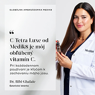 Dr. Bibi Ghalaie, lekárka špecializujúca sa na kozmetickú medicínu, sa usmieva v bielom laboratórnom plášti značky Medik8 a v ruke drží hnedú fľašu prípravku C-Tetra Luxe. Vedľa nej je citát: „C-Tetra Luxe od Medik8 je môj obľúbený prípravok s vitamínom C. Pri každodennom používaní je kľúčom k zachovaniu mojej žiarivej pleti.“
