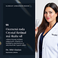 Dr. Bibi Ghalaie, kozmetická lekárka, sa usmieva a drží striebornú tubu Crystal Retinal. Citát uvádza: „Ocenený rad Crystal Retinal má stupňovitú škálu sily, vďaka ktorej môžem odporučiť vitamín A každému pacientovi bez ohľadu na typ pleti.