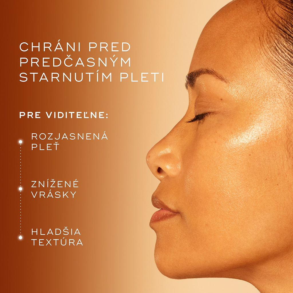 Záber na tvár ženy s žiarivou pleťou s jednotným odtieňom, doplnený textom, ktorý zdôrazňuje, ako prípravok C-Tetra Advanced chráni pred predčasným starnutím tým, že zlepšuje jas pleti, zmierňuje vrásky a zlepšuje jej štruktúru.