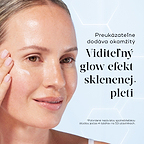 Detailný záber na modelku s rozžiarenou pleťou, ktorá si na líce nanáša sérum, dopĺňa text s tvrdením, že produkt preukázateľne poskytuje okamžitý a viditeľný sklenený jas, takzvaný „Glass-like Glow“.