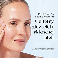 Detailný záber na modelku s rozžiarenou pleťou, ktorá si na líce nanáša sérum, dopĺňa text s tvrdením, že produkt preukázateľne poskytuje okamžitý a viditeľný sklenený jas, takzvaný „Glass-like Glow“.