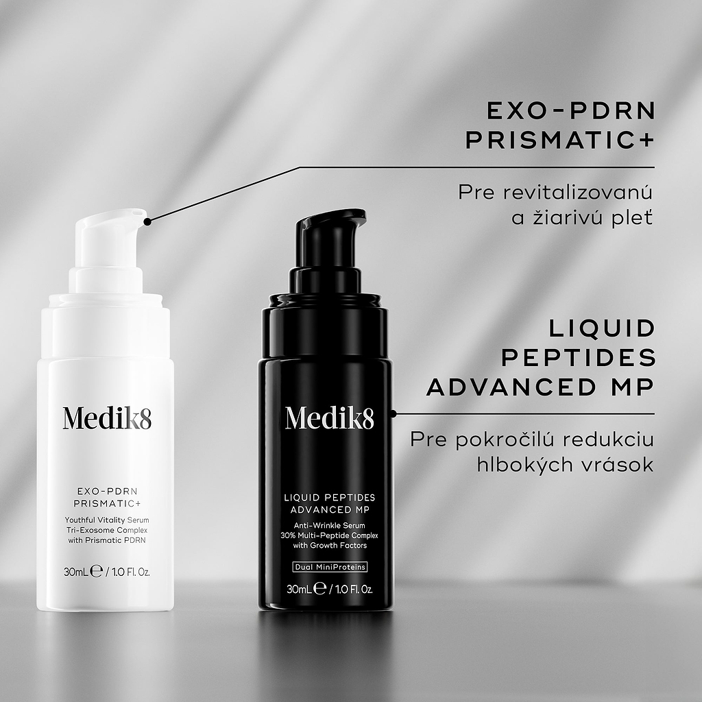 Dve fľaštičky sér Medik8 stoja vedľa seba na jemnom sivom pozadí, pričom biela fľaštička Exo-PDRN Prismatic+ je popísaná ako produkt na celkové a viditeľné omladenie pleti a čierna fľaštička Liquid Peptides Advanced MP ako sérum na viditeľnú redukciu hlbokých vrások.