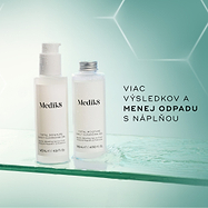Náhradná náplň a fľaštička v plnej veľkosti čistiaceho gélu Medik8 Total Moisture Daily Cleansing Gel zobrazené na sklenenom povrchu s vodnou textúrou, ktoré vyzdvihujú zníženie množstva odpadu a opakovane použiteľné balenie.