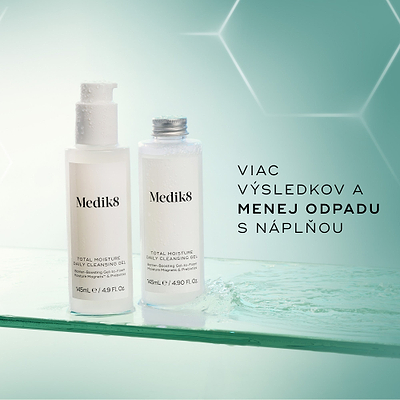 Náhradná náplň a fľaštička v plnej veľkosti čistiaceho gélu Medik8 Total Moisture Daily Cleansing Gel zobrazené na sklenenom povrchu s vodnou textúrou, ktoré vyzdvihujú zníženie množstva odpadu a opakovane použiteľné balenie.