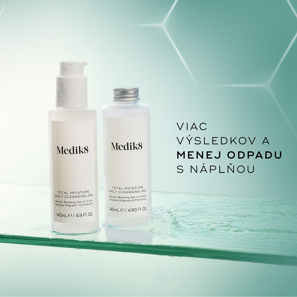 Náhradná náplň a fľaštička v plnej veľkosti čistiaceho gélu Medik8 Total Moisture Daily Cleansing Gel zobrazené na sklenenom povrchu s vodnou textúrou, ktoré vyzdvihujú zníženie množstva odpadu a opakovane použiteľné balenie.