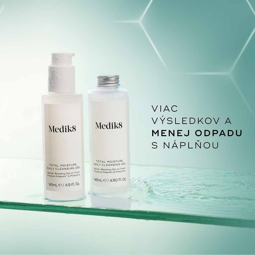 Náhradná náplň a fľaštička v plnej veľkosti čistiaceho gélu Medik8 Total Moisture Daily Cleansing Gel zobrazené na sklenenom povrchu s vodnou textúrou, ktoré vyzdvihujú zníženie množstva odpadu a opakovane použiteľné balenie.