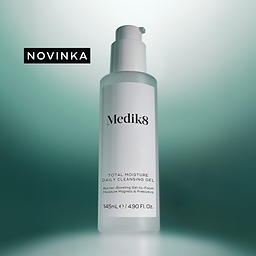 Fľaštička prípravku Medik8 Total Moisture Daily Cleansing Gel vycentrovaná na jemnom zelenom gradientovom pozadí, ktoré vyzdvihuje čisté, minimalistické balenie a zloženie zamerané na hydratáciu.