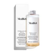 Náhradná fľaštička tonika Medik8 Press & Glow stojí pred svojím zodpovedajúcim bielym produktovým kartónovým balením na čistom bielom pozadí.