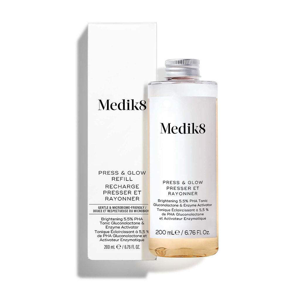 Náhradná fľaštička tonika Medik8 Press & Glow stojí pred svojím zodpovedajúcim bielym produktovým kartónovým balením na čistom bielom pozadí.
