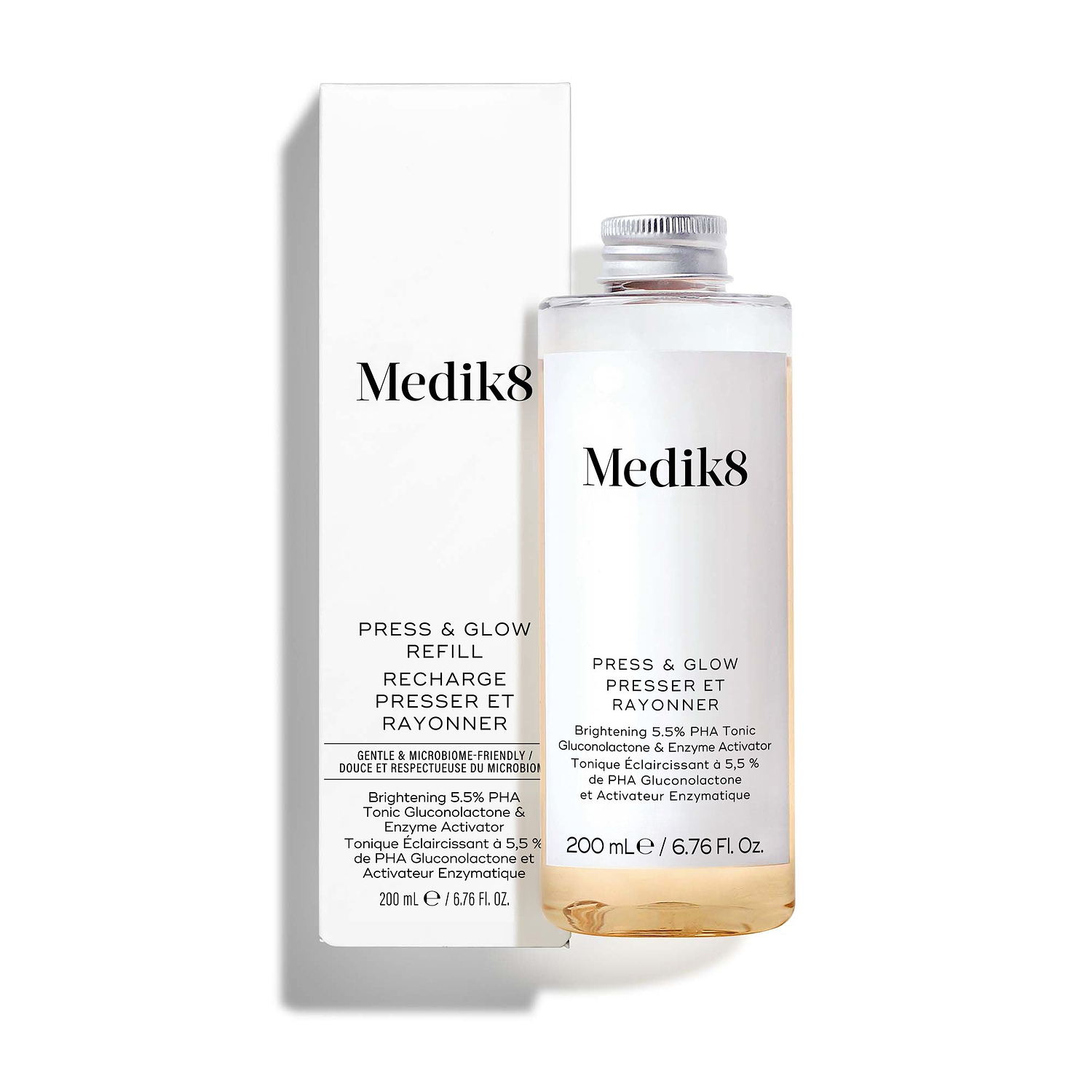 Náhradná fľaštička tonika Medik8 Press & Glow stojí pred svojím zodpovedajúcim bielym produktovým kartónovým balením na čistom bielom pozadí.
