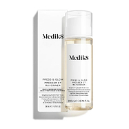 Fľaštička tonika Medik8 Press & Glow stojí pred svojím zodpovedajúcim bielym produktovým kartónovým balením na čistom bielom pozadí.