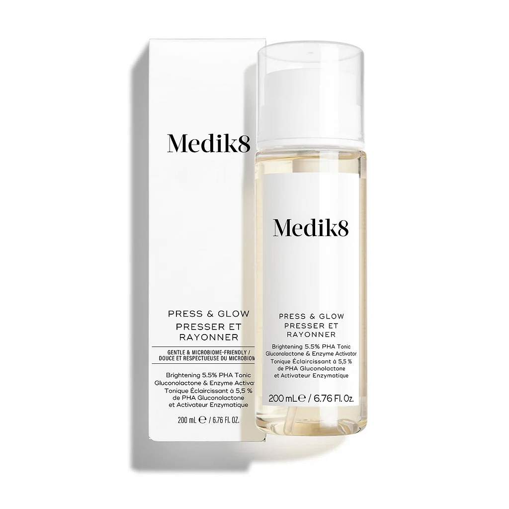 Fľaštička tonika Medik8 Press & Glow stojí pred svojím zodpovedajúcim bielym produktovým kartónovým balením na čistom bielom pozadí.